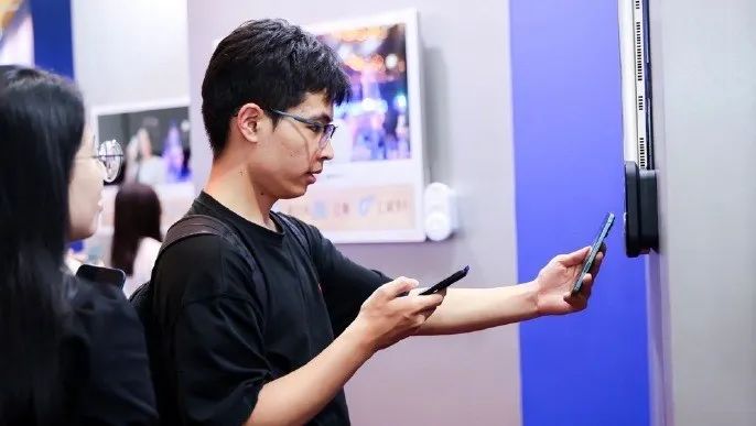 分众×碰一碰，扯下线下流量的最后一块黑布