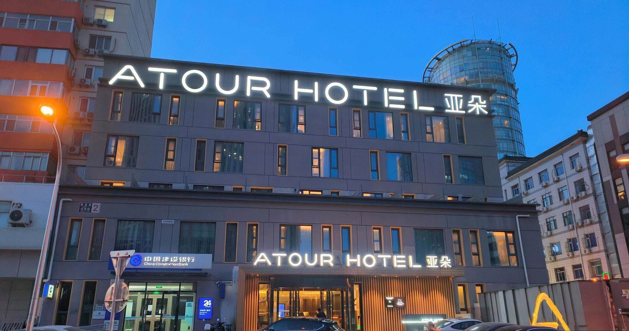 “背刺中产”的亚朵要去港股避险？