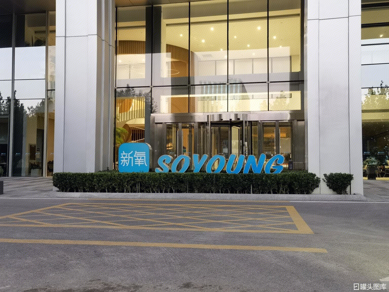 核心业务萎缩，新氧押注线下？