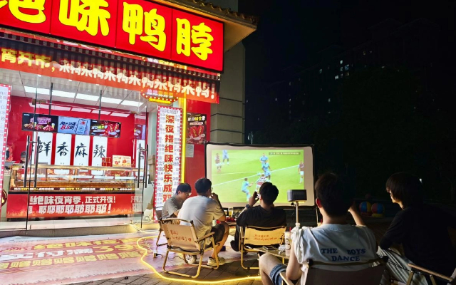 谁懂啊？现在的鸭脖店比夜店还会玩！绝味这波操作我给满分！