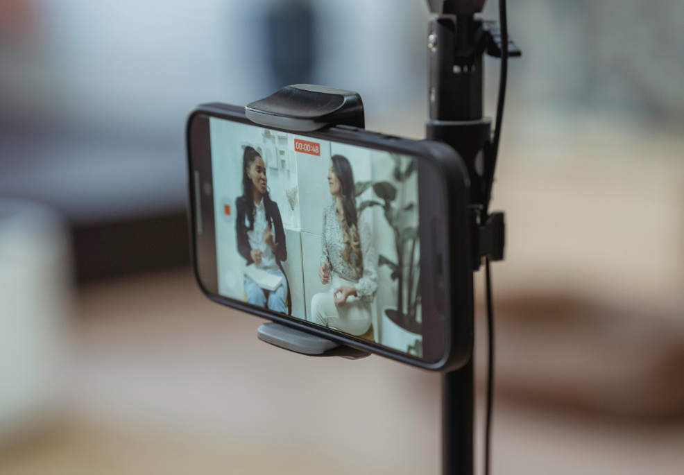 財(cái)報(bào)數(shù)字看似光鮮，機(jī)艙里卻警報(bào)四起。