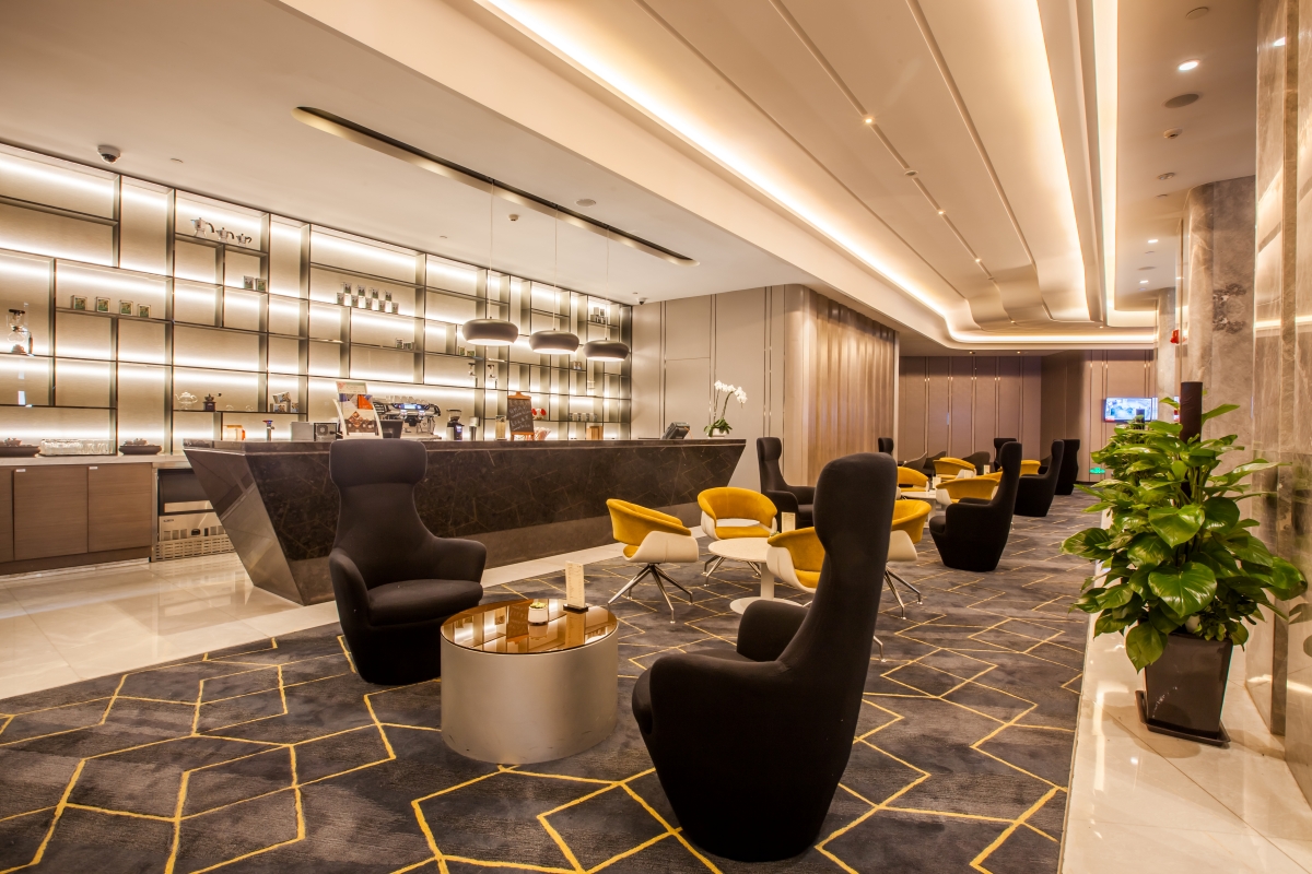 别装了，酒店养不起行政酒廊了