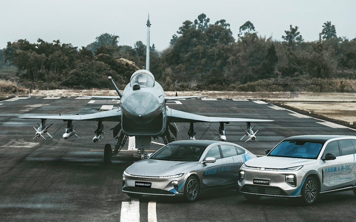 长安启源× 歼10C梦幻联动，地上猛兽空中枭雄