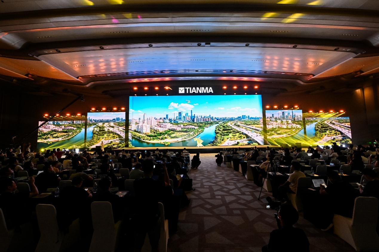 央视镜头下的“天工屏”，天马用硬核技术为行业“立规矩”