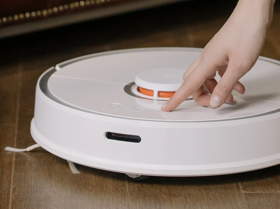 比技术、拼渠道、看成本！科沃斯与石头科技谁能突围