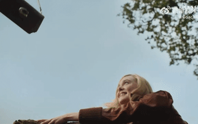 COACH蔻驰：让艾丽·范宁回到少女时代