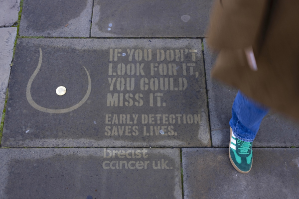 英国街头惊现“乳头广告”，呼吁女性关注乳腺健康