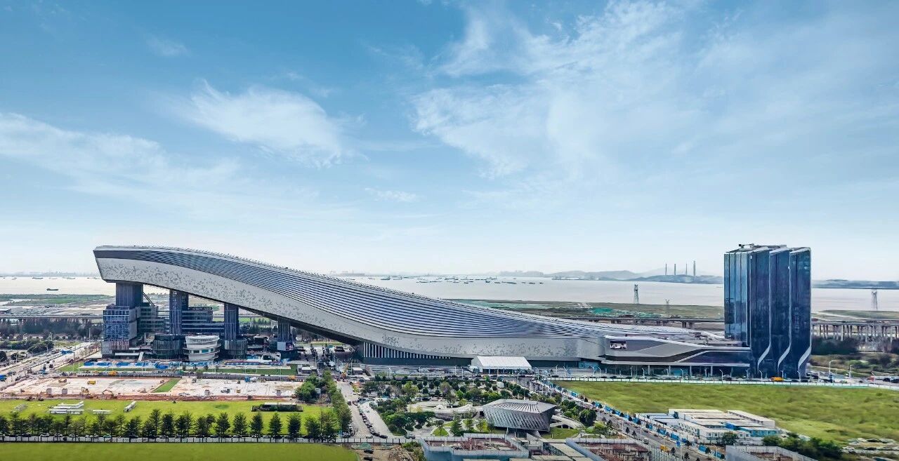 深圳45周年再破“不可能”！深圳·前海冰雪世界开创全球最大室内雪场