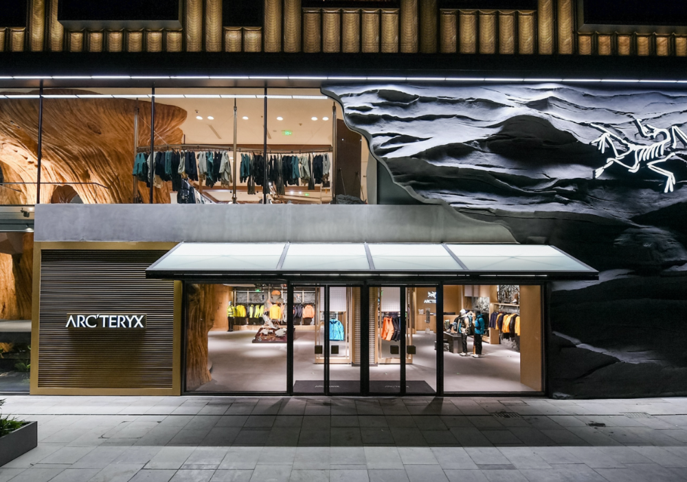 始祖鸟的烟花秀：旧式品牌叙事时代的终结