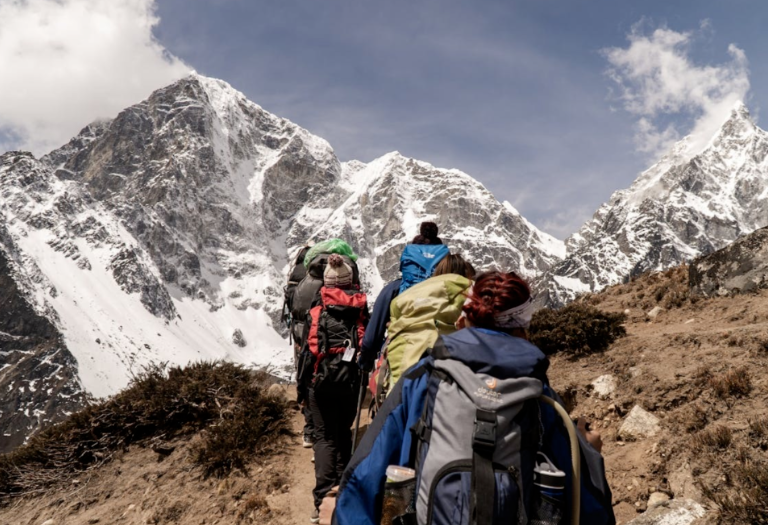 徒步登山的「松弛」，明码标价