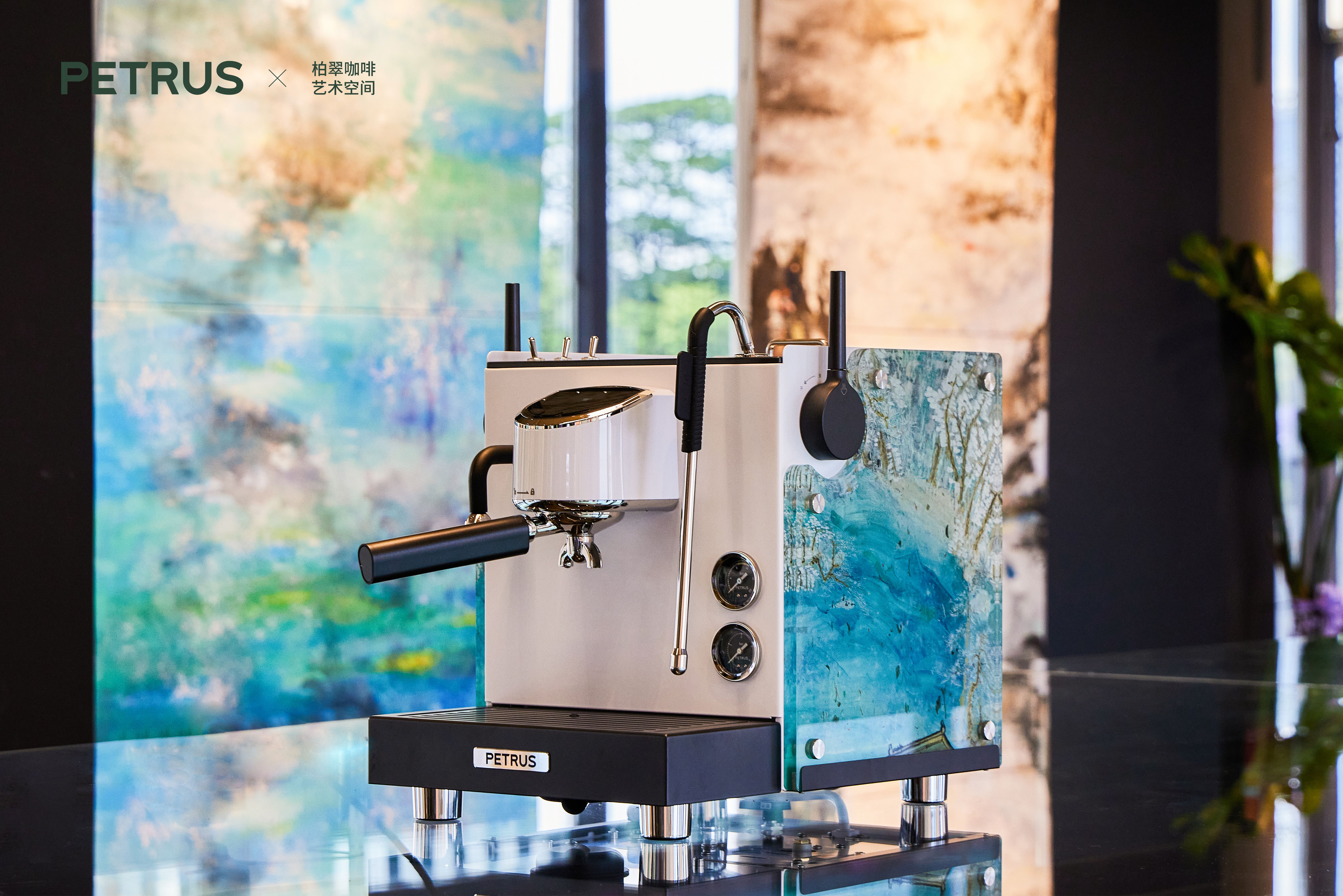 从展览到联名咖啡机：柏翠如何用艺术构建生活方式的美学想象