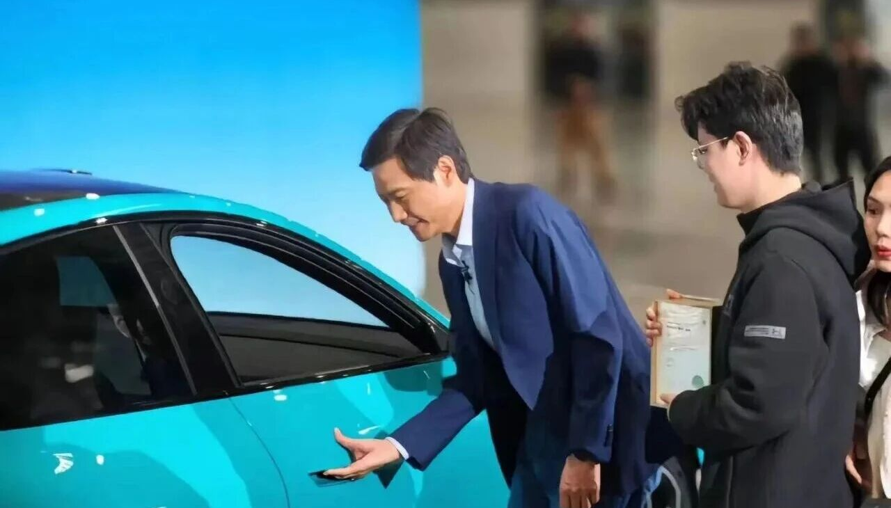 雷军的八个狗头表情包，炸出了公关危机