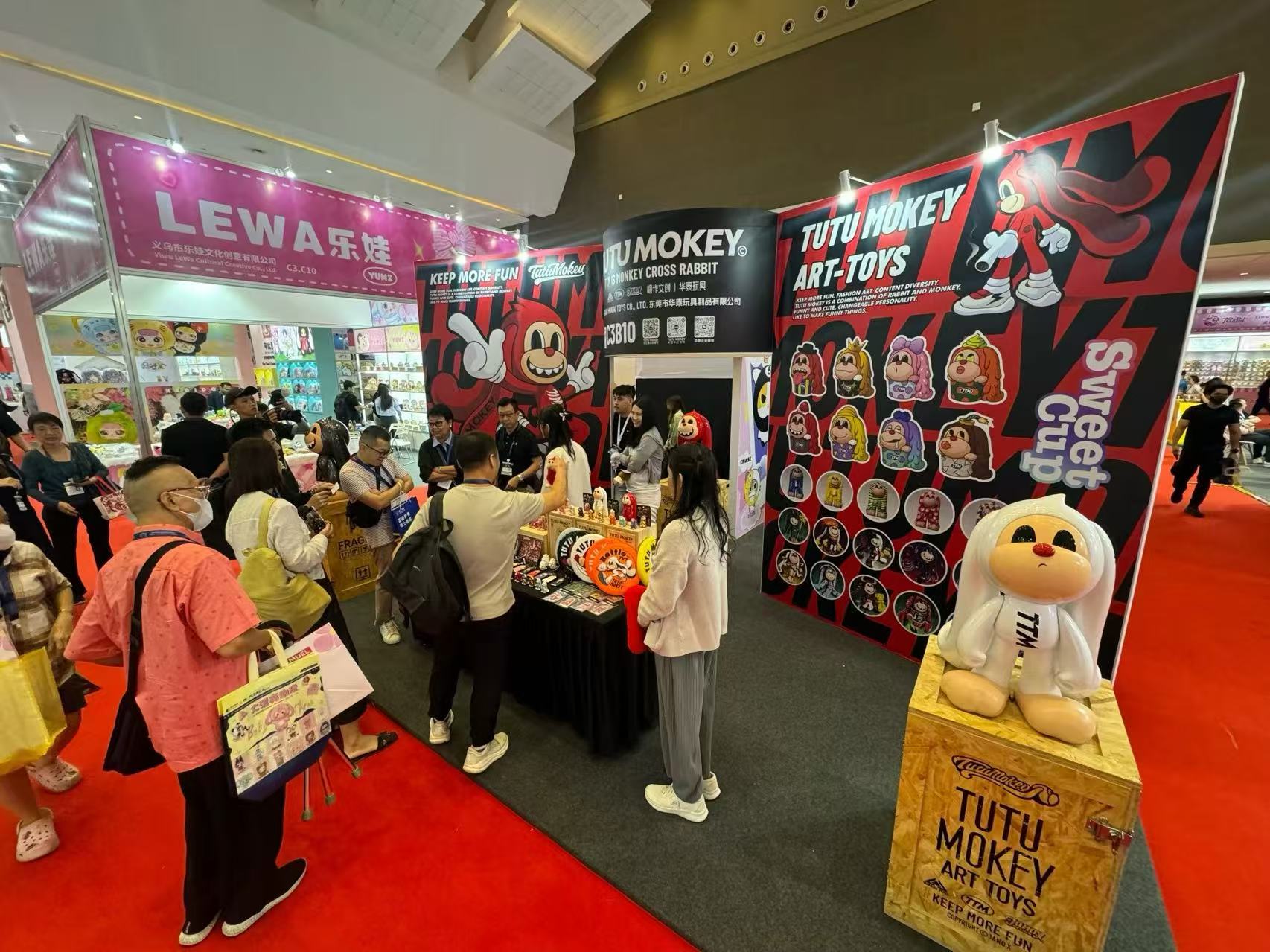 潮玩IP-TUTUMOKEY出海受宠，东南亚潮玩市场首战成为印尼国际潮玩展上个性焦点形象。