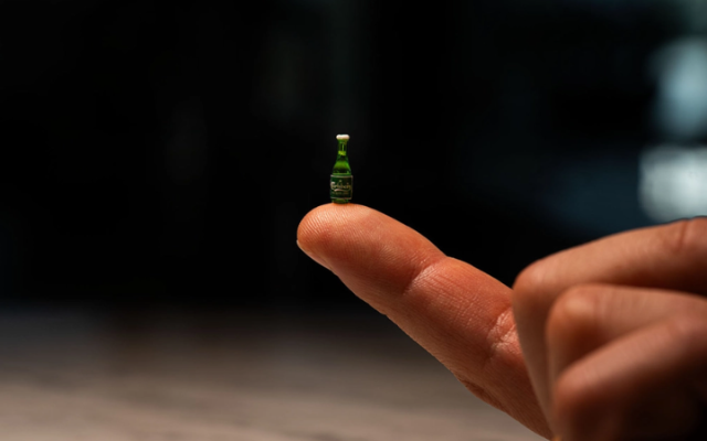 为了让你少喝酒,嘉士伯造出世界上最小的啤酒