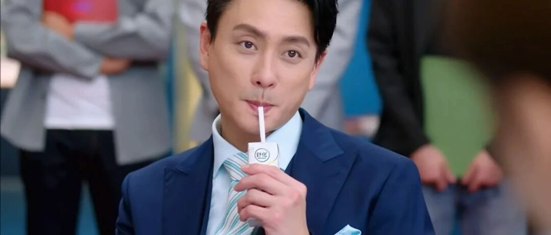 香奈儿装舒化奶！《新闻女王2》太癫了哈哈哈