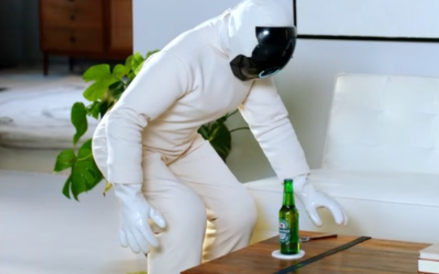 喜力找机器人开啤酒，交给它就闹心吧