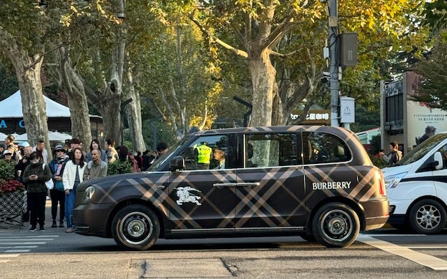 Burberry格紋上身出租車，又在機(jī)場(chǎng)擺起了圍巾攤