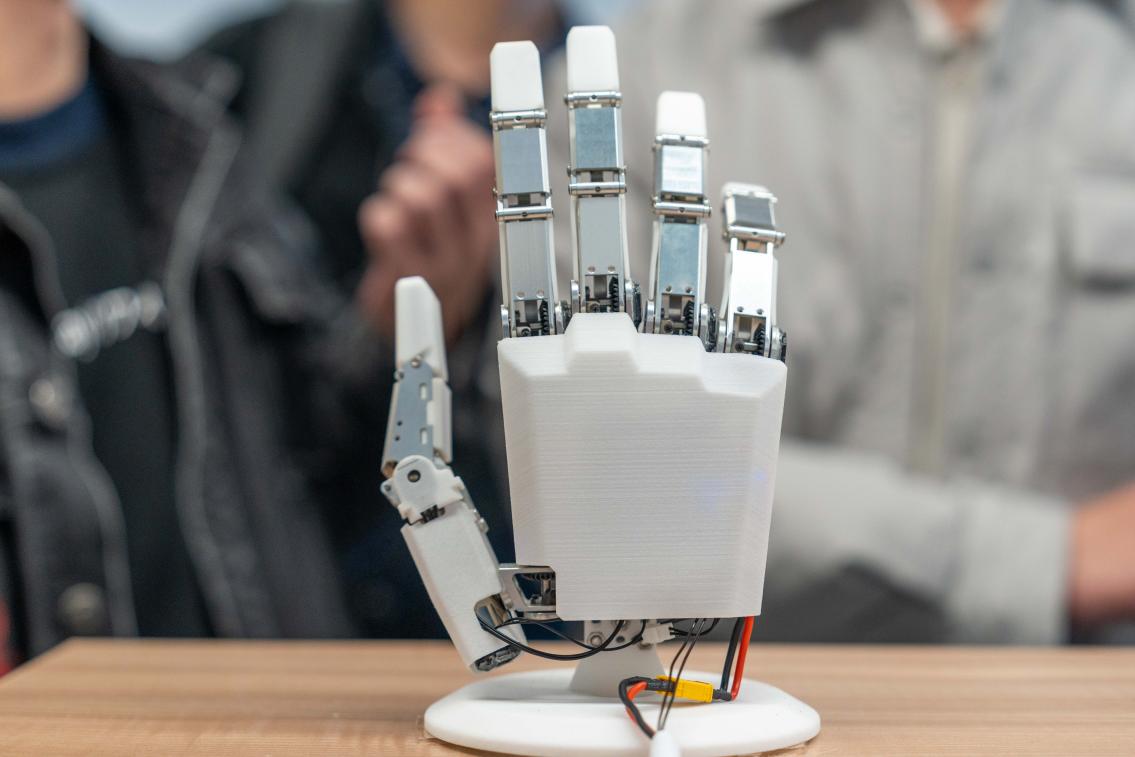 【年度AI观察】2025，人形机器人先抢“定位”