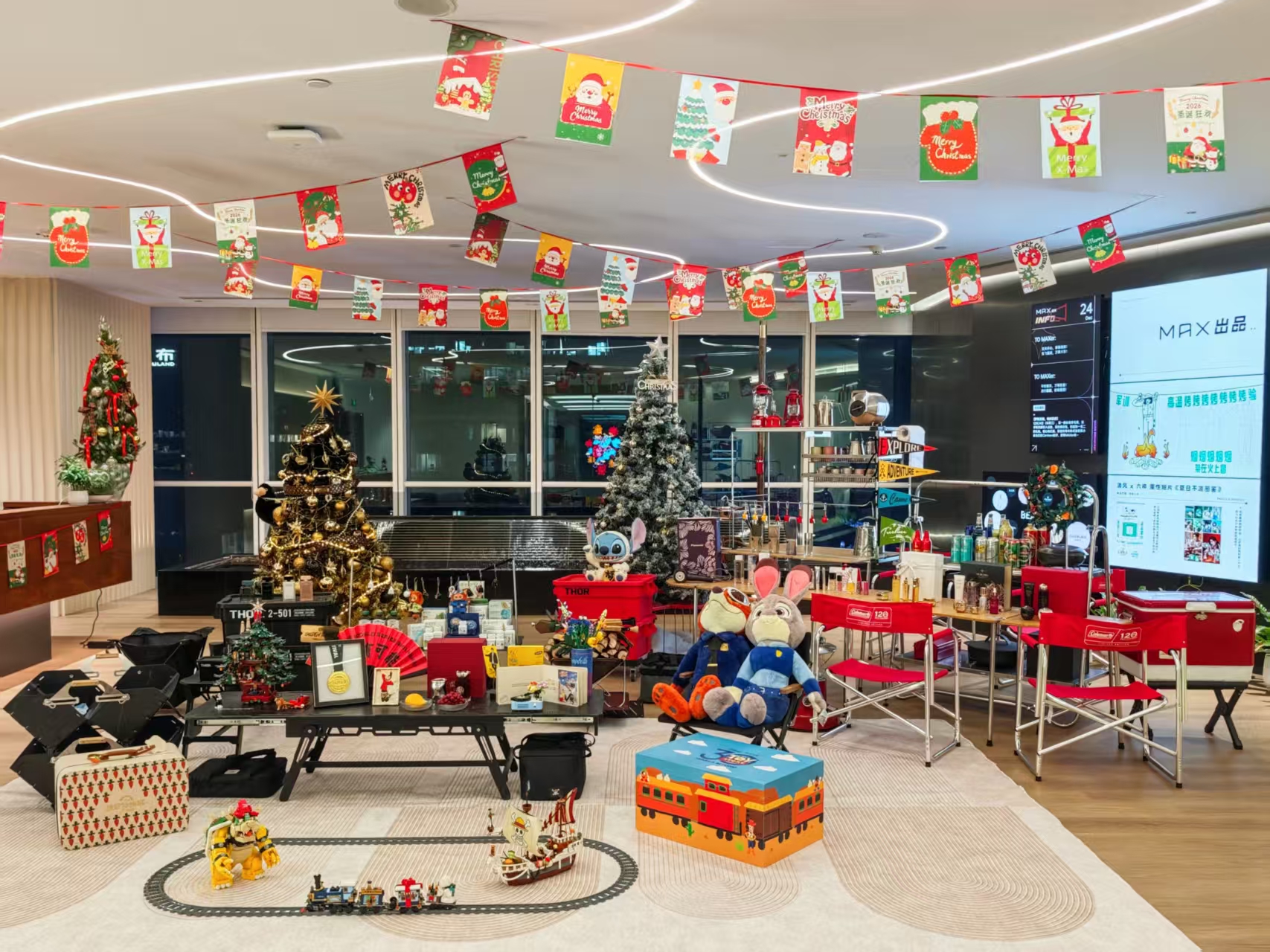 今年圣誕，MAX「掀」開了客廳的屋頂？