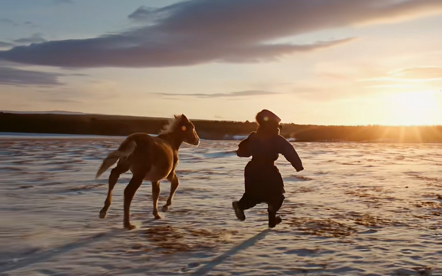 DAZZLE馬年影片《一瞬間》：于適化身馬兒守護(hù)神