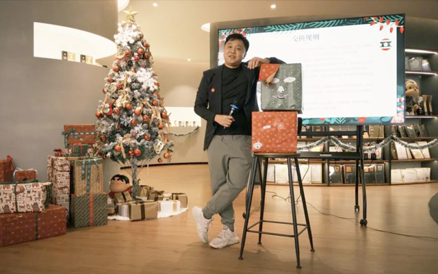 藍(lán)昊圣誕節(jié)兩地聯(lián)動(dòng)，賣稿式推銷禮物