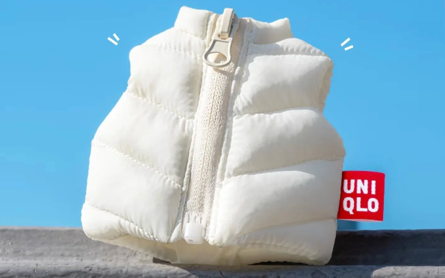 大家为了赠品，疯狂抢购优衣库的羽绒服....