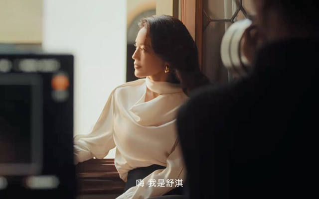 雅詩(shī)蘭黛：看向我的時(shí)候，你在看哪里