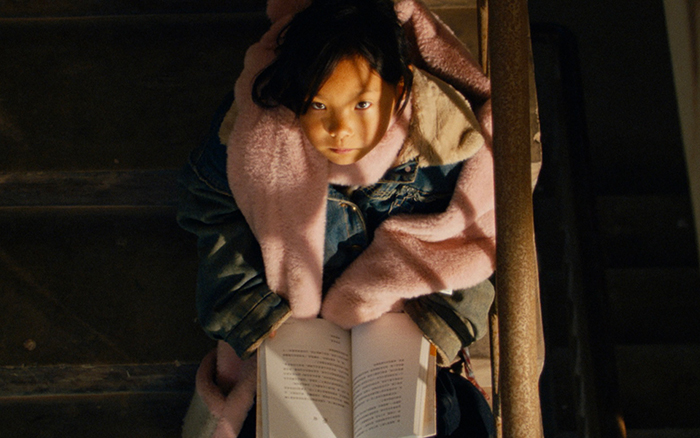 幕天捐书：多读书，做一棵向上生长的树