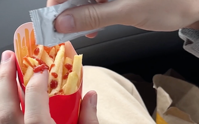 吃薯条，你的番茄酱放哪儿？