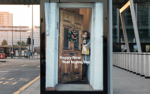 英国麦当劳：拍下新年狂欢后的打工人