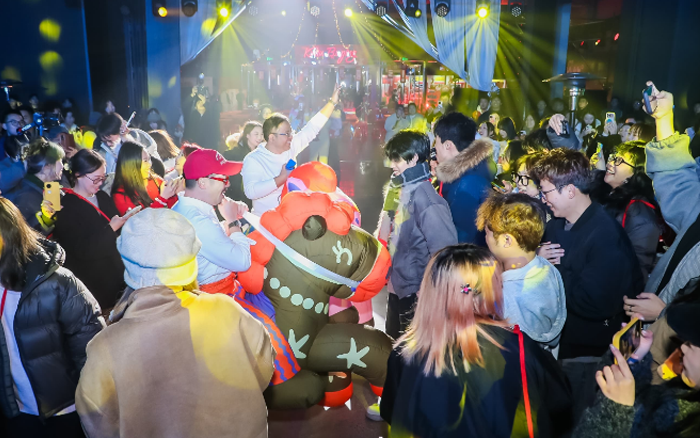 思库传播：水泥仓库办年会，抓马也热闹