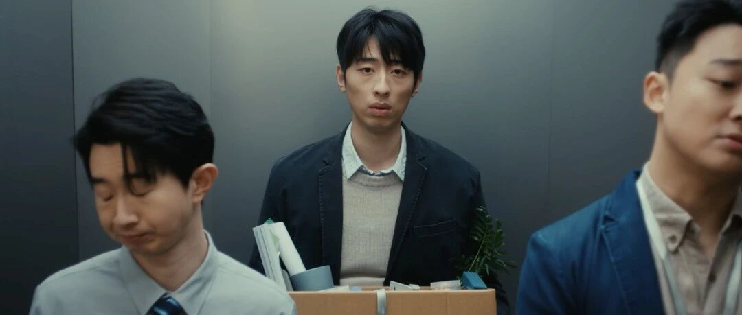 “我在外面朋友很多”，美團這支短片，戳穿年輕人的逞強