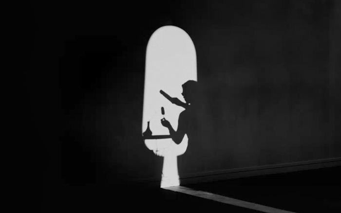 夢(mèng)龍黑白質(zhì)感短片：在冬日品味冰淇淋的愉悅