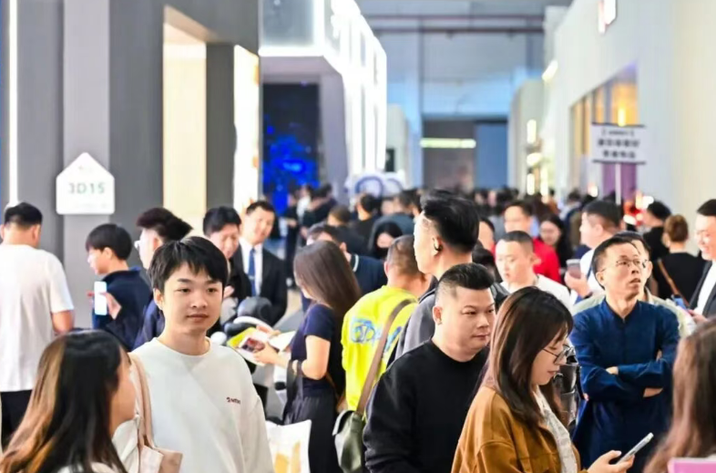 主编探展丨名家具展的聚光答卷：一个多层进化的全球性“引力场”