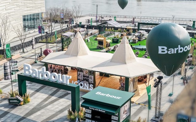 Barbour江邊春游，請(qǐng)來(lái)了樂(lè)隊(duì)和小狗