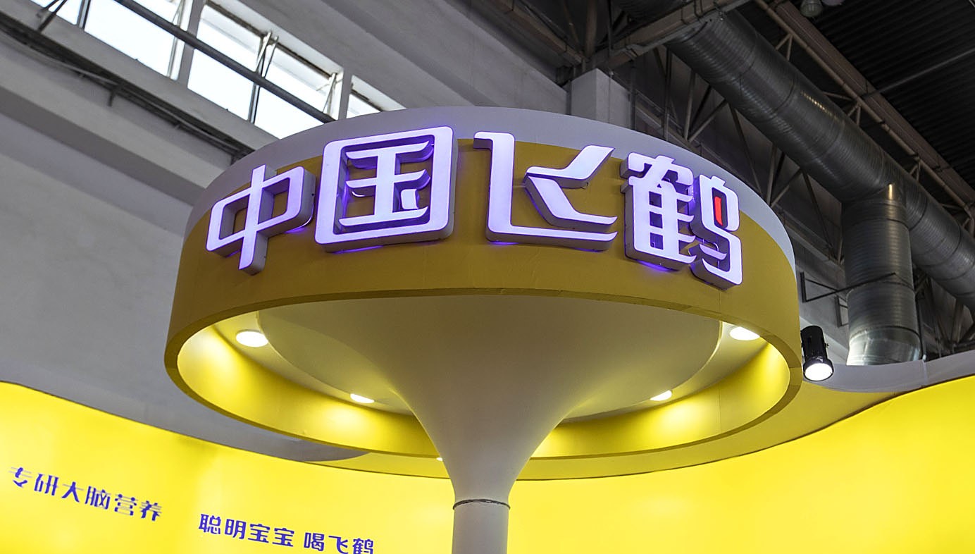 国产奶粉一哥失速：营收缩水、净利大降，飞鹤如何应对中年危机？