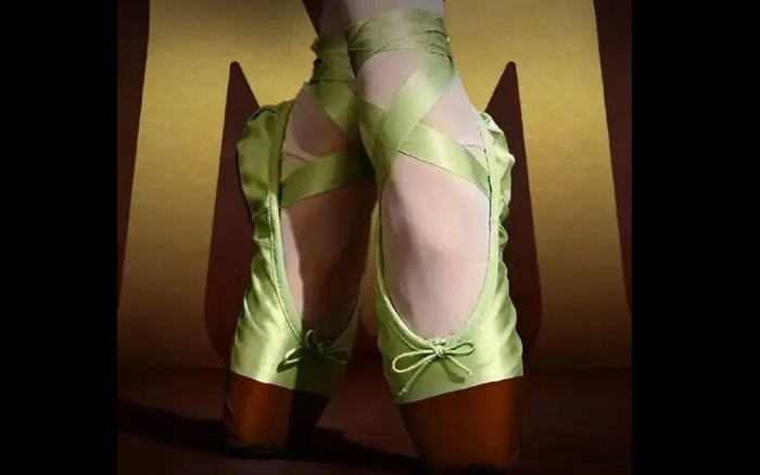 物化女性軟色情，夢龍擦邊翻車