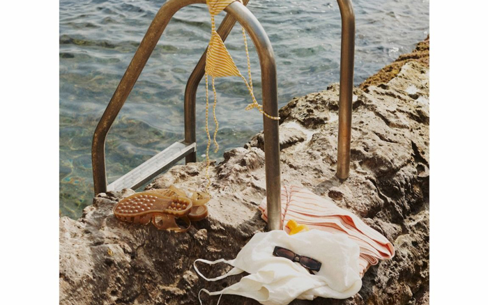 可爱多：不拍人，只拍海边丢下的衣服