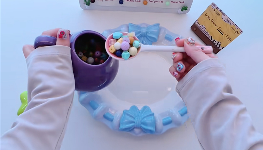 盲勺爆火，年轻人到底在买什么？