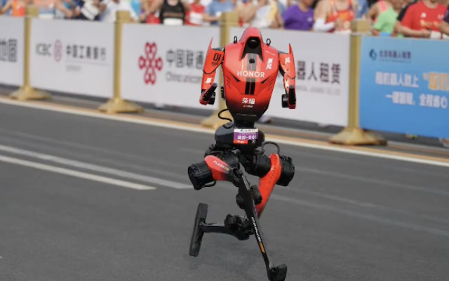 機(jī)器人半馬比瘋現(xiàn)場：冠軍摔懵，宇樹爆冷