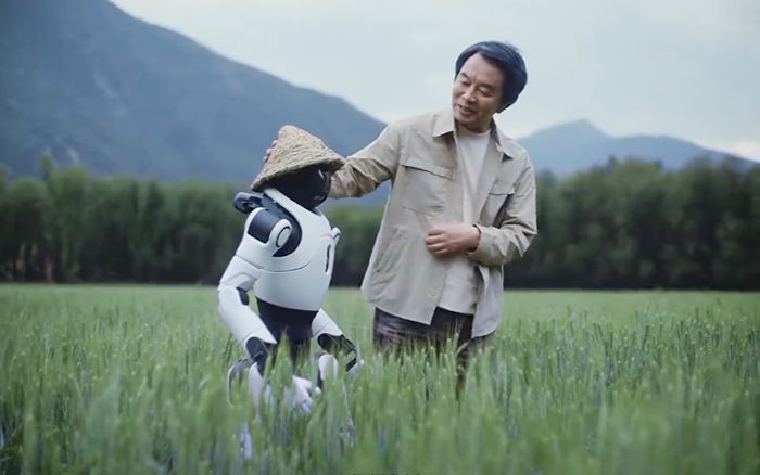 伊利世界读书日：刘震云开导起了机器人