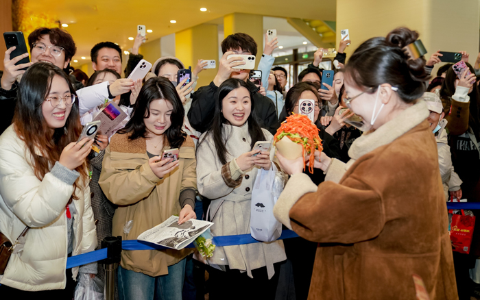 西安音乐厅排大长队，只为来吃菜夹饼