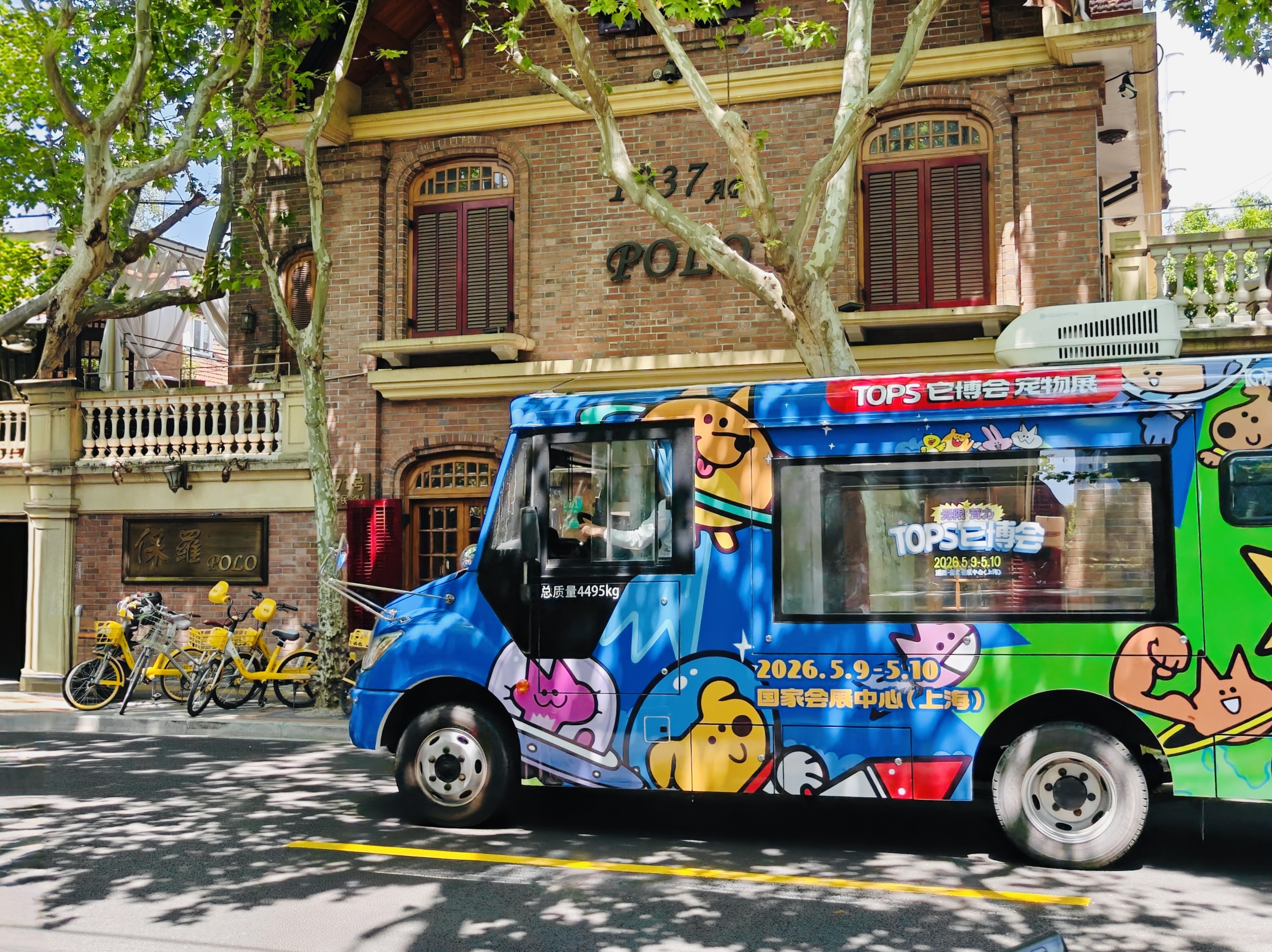 宝苑传媒×TOPS它博会定制Mini bus，载着毛孩子的爱，治愈上海街头