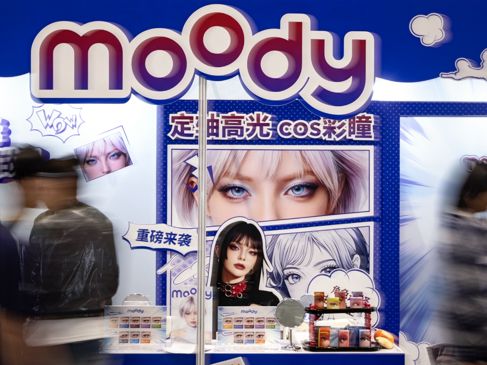 moody首秀CP32漫展，以定轴高光cos彩瞳开拓次元新美学