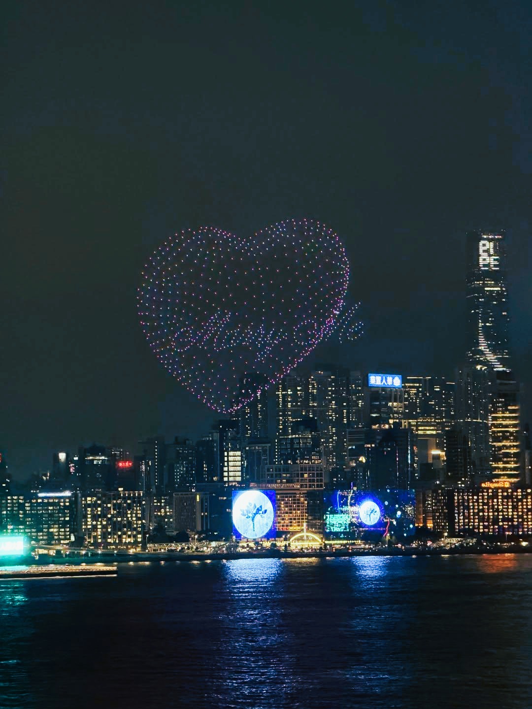 X Social Group 呈献香港首场维港无人机求婚秀「1135天的约定」