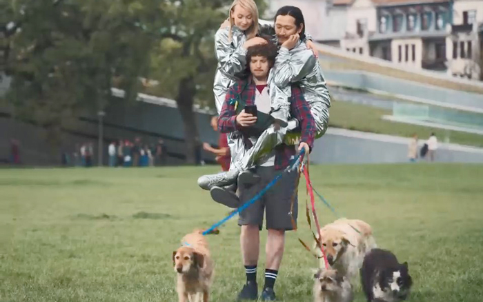 苹果隐私广告：粘人的偷窥者
