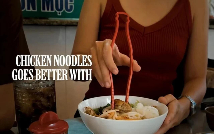 可口可乐：把瓶子做成了筷子