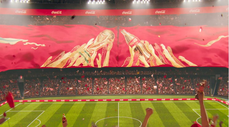 【可口可乐】打造横幅接力, 邀你「此刻举杯 为我们的FIFA世界杯」
