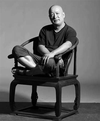 老树画画人在闹市心往江湖我画的每个人都是我