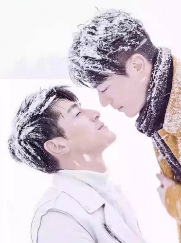 近期,胡歌和霍建华为《时尚芭莎》杂志拍摄的一组冬季写真曝光,在寒冬